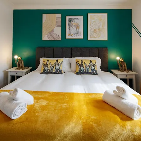 Wellsway House By Cliftonvalley *